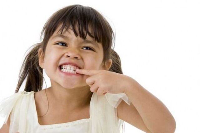 Ребенок по ночам скрипит зубами - что делать и каковы причины