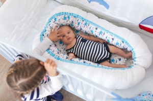 Нужна ли подушка новорожденному в кроватку: какая лучше