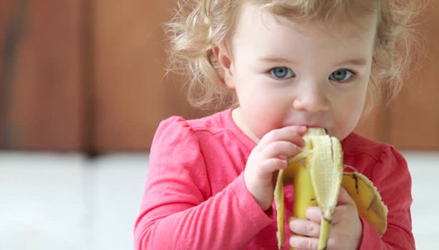 Начинаем давать ребенку банан - смотрим на реакцию малыша