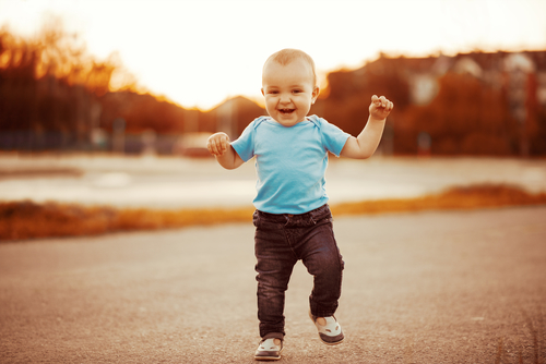 Во сколько дети начинают ходить самостоятельно: норма для малышей