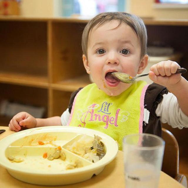Как научить ребенка жевать и глотать твердую пищу