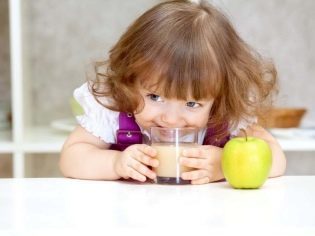 Когда можно давать ребенку сок: фруктовый, овощной