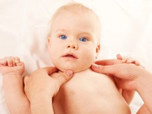 У новорожденного ребенка кривошея: симптомы, лечение
