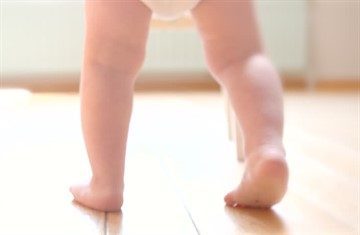 В каком возрасте ребенок начинает ходить самостоятельно