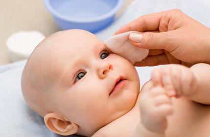 Чем промыть и как протирать глаза новорожденному