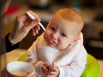 Развитие ребенка в 5 месяцев: питание, навыки и развивающие занятия