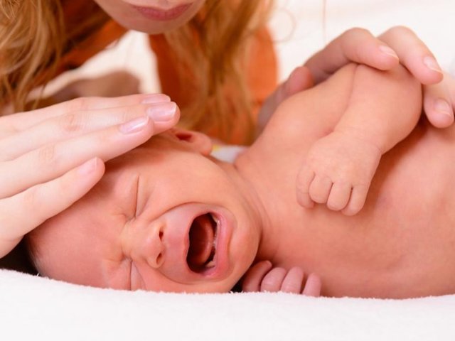Колики у новорожденных: причины: лечение