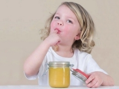 С какого возраста можно давать ребенку мед, можно ли мед детям до года