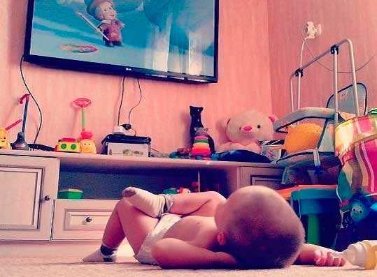 Можно ли новорожденным смотреть телевизор - вредно или нет?