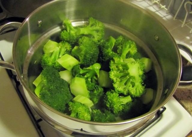 Как варить брокколи для прикорма: рецепт пюре из брокколи для грудничка