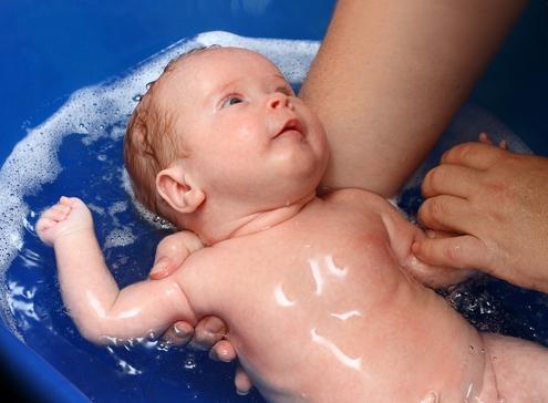 Как купать новорожденного ребенка - советы родителям и видео