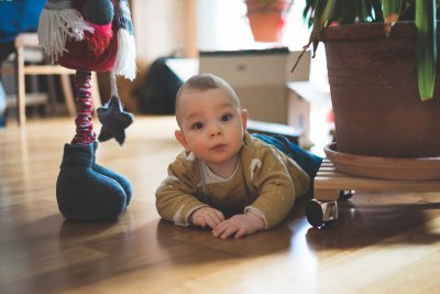 Развитие ребенка в 6 месяцев: введение прикорма и развивающие упражнения