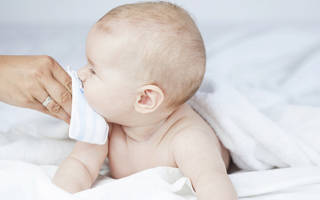 Текут слюни у грудничка: повышенное слюноотделение у ребенка