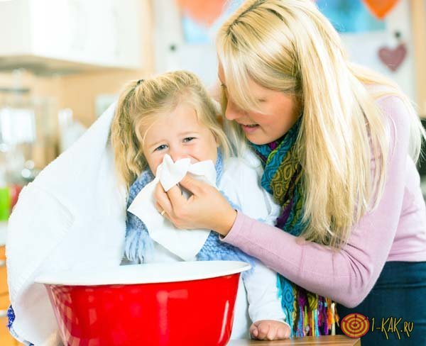 Ребёнок чихает и сопли: чем лечить
