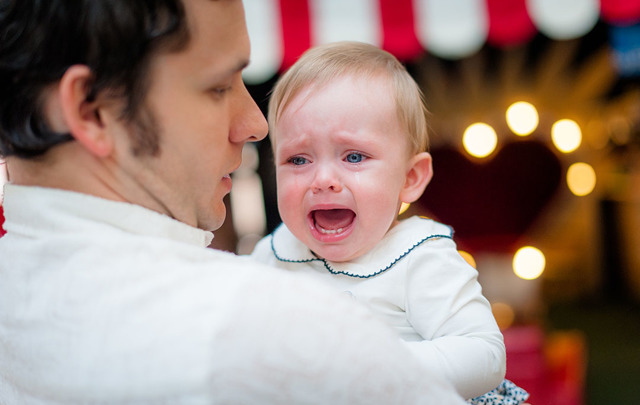 Ребенок плачет без причины: Что делать