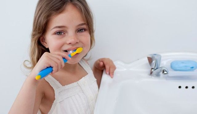 Как вырвать молочный зуб в домашних условиях