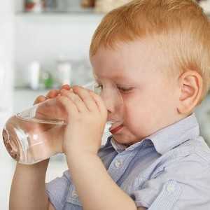 Ребенок много пьет воды: причины, что делать родителям