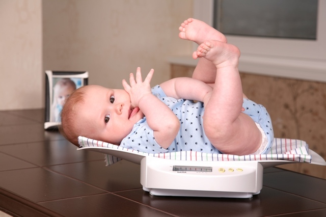 Сколько должен съедать новорожденный за одно кормление: таблица