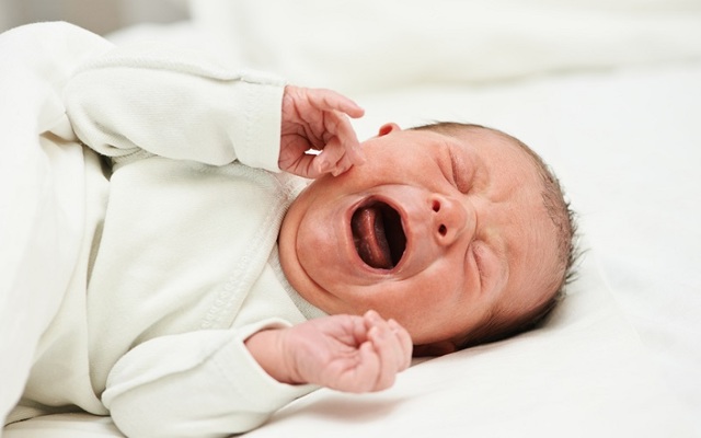 Малыш плачет во сне: причины, советы родителям