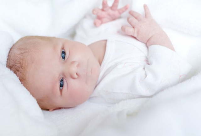Когда новорожденный начинает видеть и слышать: домыслы родителей и научные факты